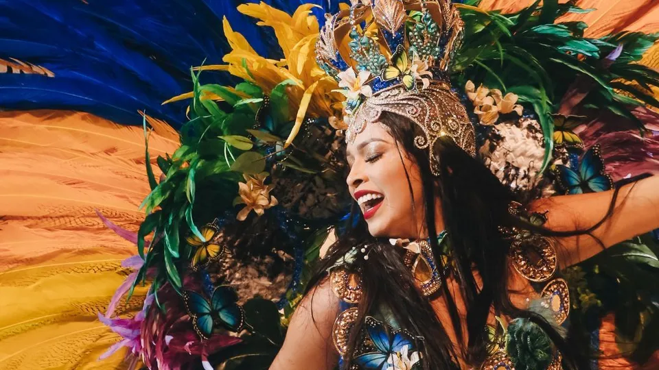 Ballerina di samba in costume colorato di piume